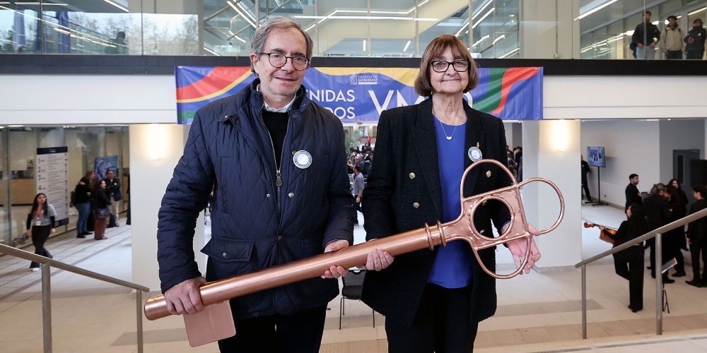 UCHILE entrega llaves de nuevo edificio VM20 a Facultad de Gobierno